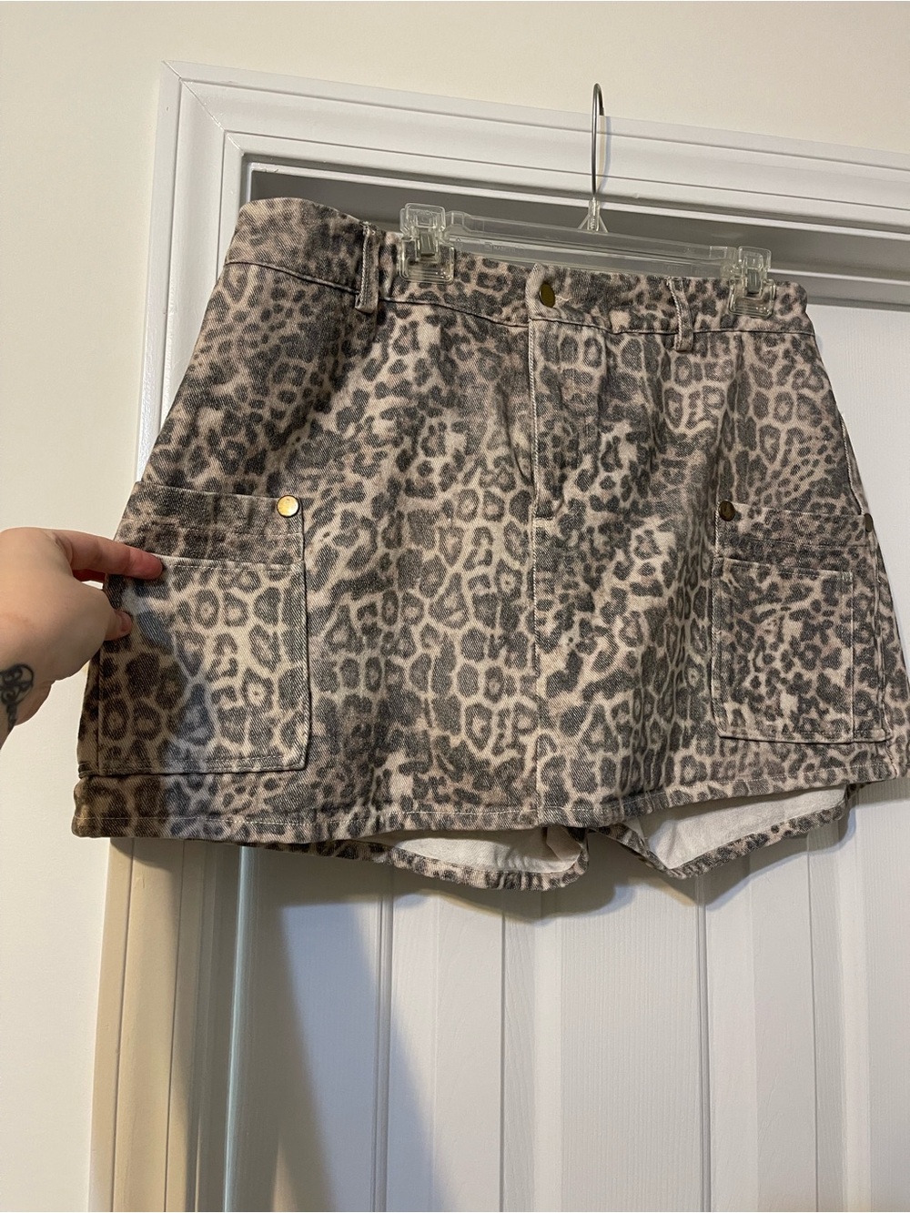 DAVI & DANI Taupe Leopard-Print Skort